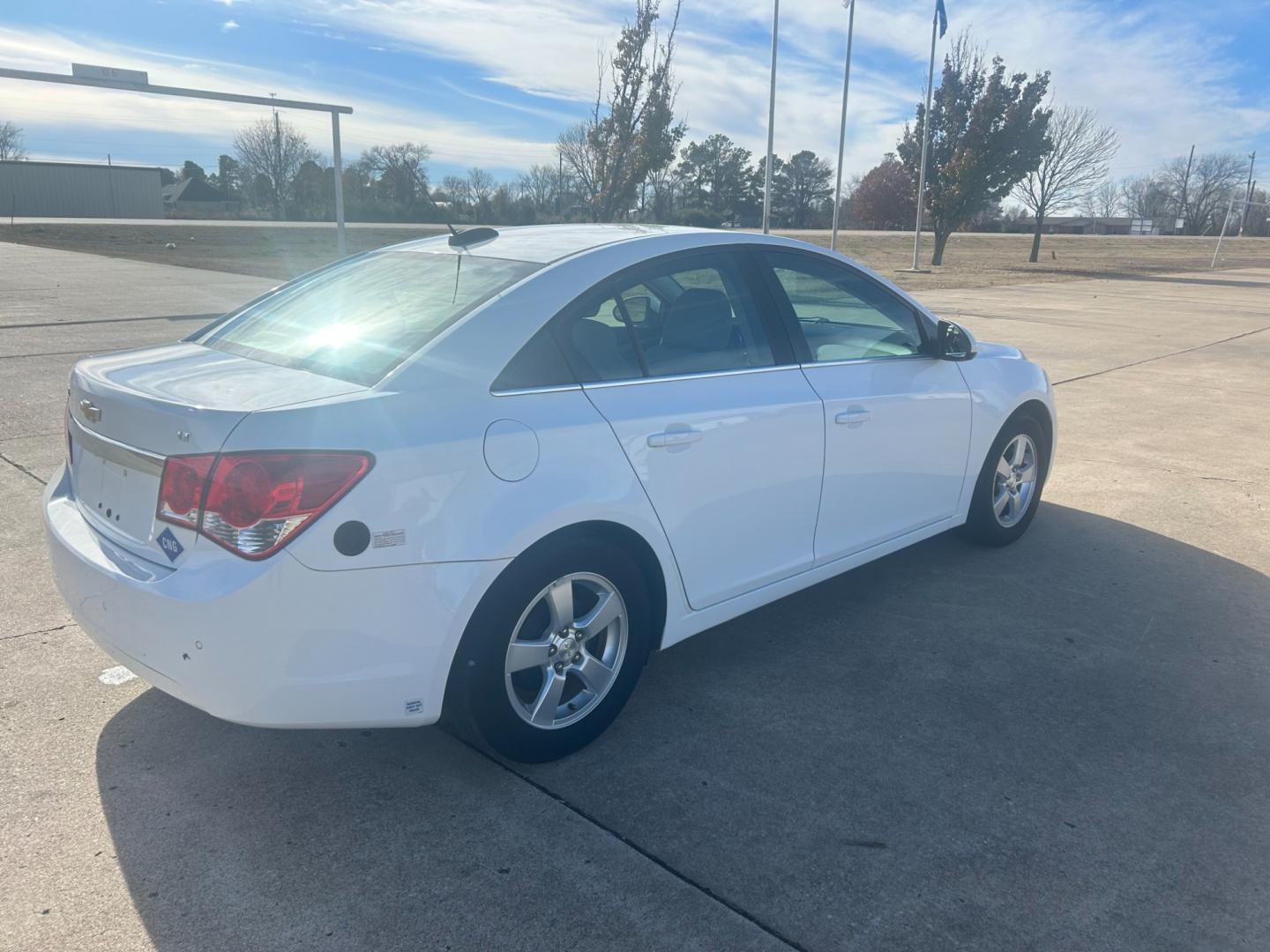 2015 White /Gray Chevrolet Cruze LT (1G1PC5SB6F7) with an 1.4L engine, AUTOMATIC transmission, located at 17760 Hwy 62, Morris, OK, 74445, (918) 733-4887, 35.609104, -95.877060 - Photo#4